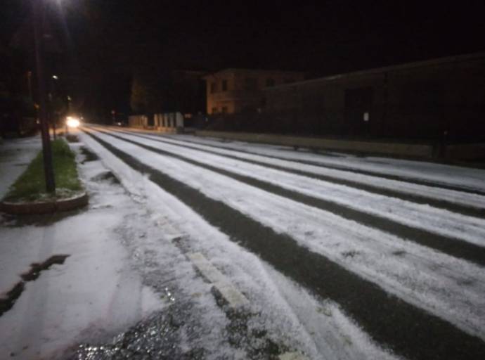 Una violenta grandinata si abbatte su Leini. Due centimetri di ghiaccio in viale Italia, viale Europa e via Torino